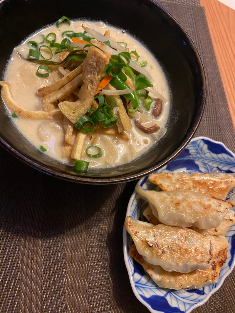 Vegetarian ramen and gyoza. Soy milk and Garlic use. 
Let\'s harvest organic vegetables in our vegetable garden before cooking them
