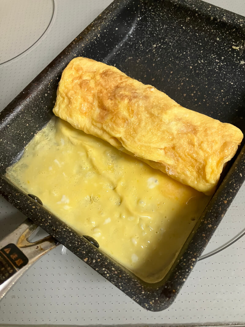 Let's make Japanese omelet.