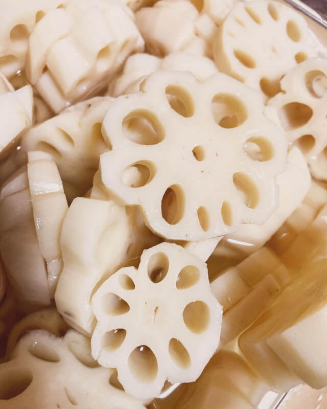 Cut the ingredients and cook Chikuzen-ni