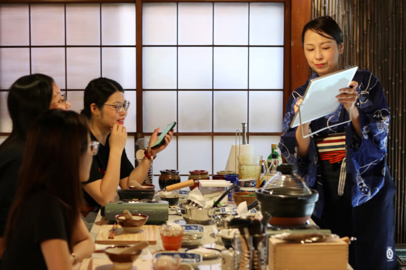 Asakusa Cooking Class！
Halal-friendly
Colorful temari sushi made in a Japanese house with a Japanese mother！and authentic miso soup made from golden dashi stock, soul food tamagoyaki, and seasonal vegetable salad made with ground sesame seeds