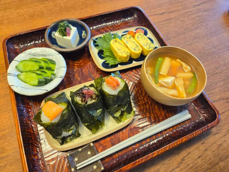 Make delicious rice balls at a rice farmer's home in Kurashiki!