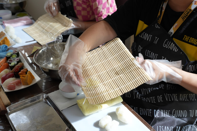 How to Make Hosomaki Sushi Using a Sushi Mat and Hands-on Practice