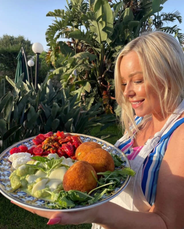 Teresa cooking class in the garden 