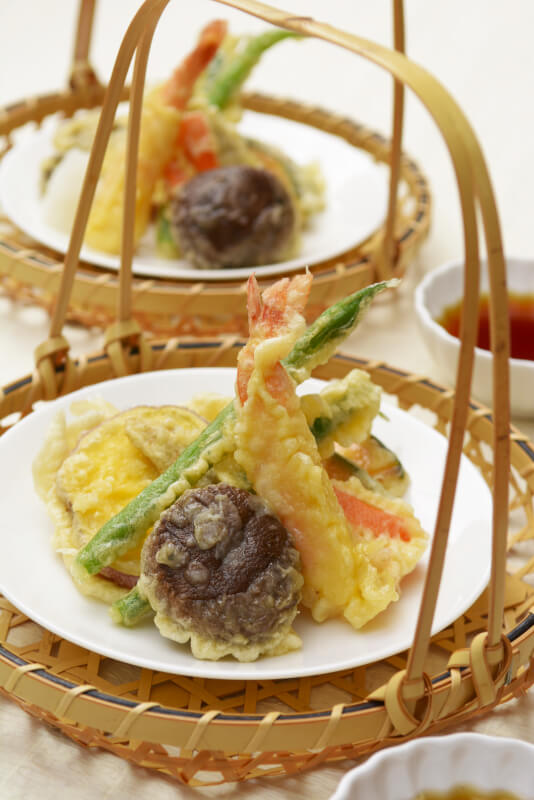 A variety of Japanese home cooking with your mother
Tempura, chawanmushi, green tea desserts, etc.