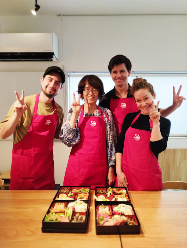 Miho, who has experience living in Switzerland teaching cooking lessons, will give you with tips for traveling in Japan.