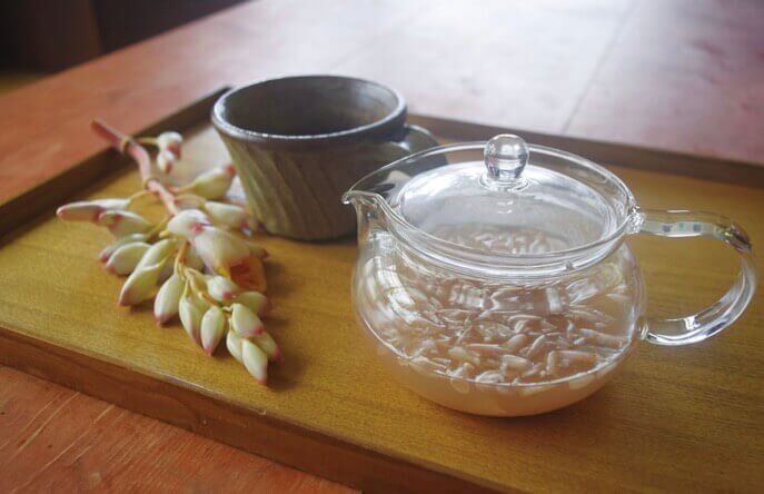 The traditional Japanese confection “Ukishima” adorned with cactus-shaped sweet bean paste, paired with Okinawan herbal tea.

餡のサボテンをあしらった伝統的な和菓子『浮島』と沖縄のハーブティー
