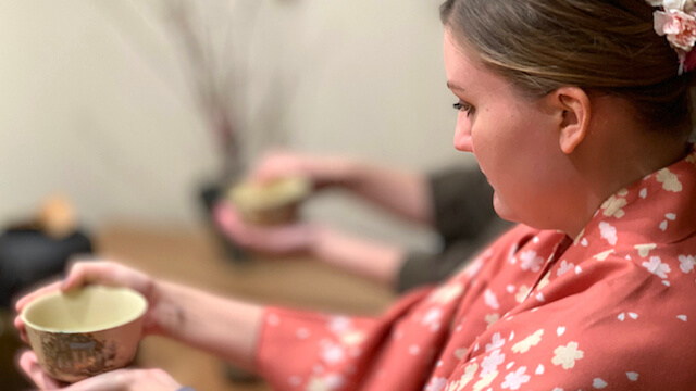 Tea ceremony experience class using a standing shelf. Tea ceremony, which is performed while sitting on a chair, is ideal for beginners and those who find it difficult to sit in seiza.