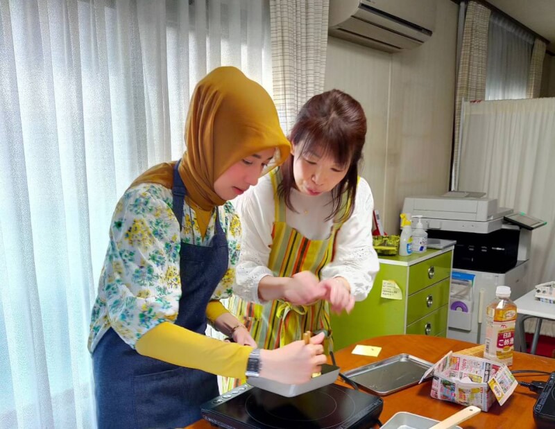 Kyoto near Fushimiinari: Vegetarian Sushi Cooking Class＆Explorer Grocery Store
