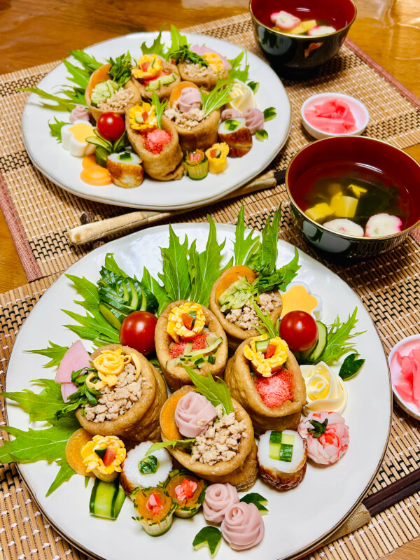 【Healthy and auspicious Japanese inari sushi. The decorative cut vegetables are appealing】
