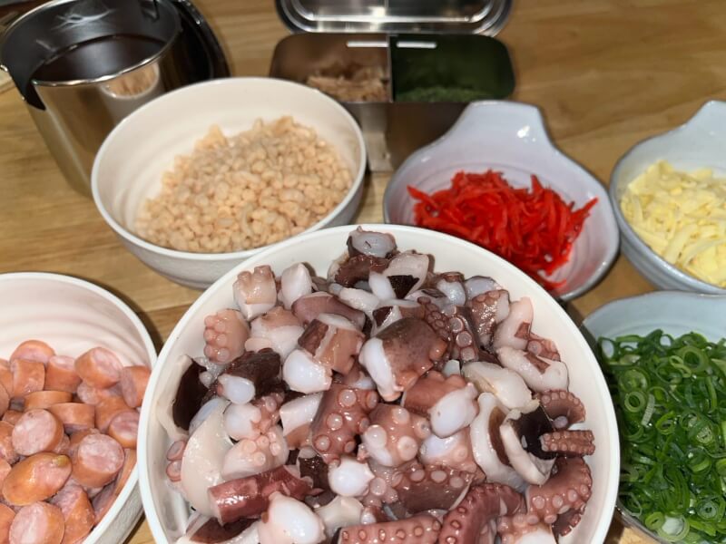 Come and enjoy an authentic takoyaki party with us! Don't miss the techniques that only a true Osaka chef can do!

