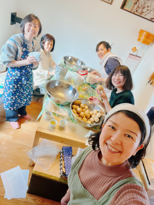 Miso and soy sauce are indispensable to Japanese cuisine, as are traditional seasonings. After comparing the taste of local miso and soy sauce, try making and eating a 