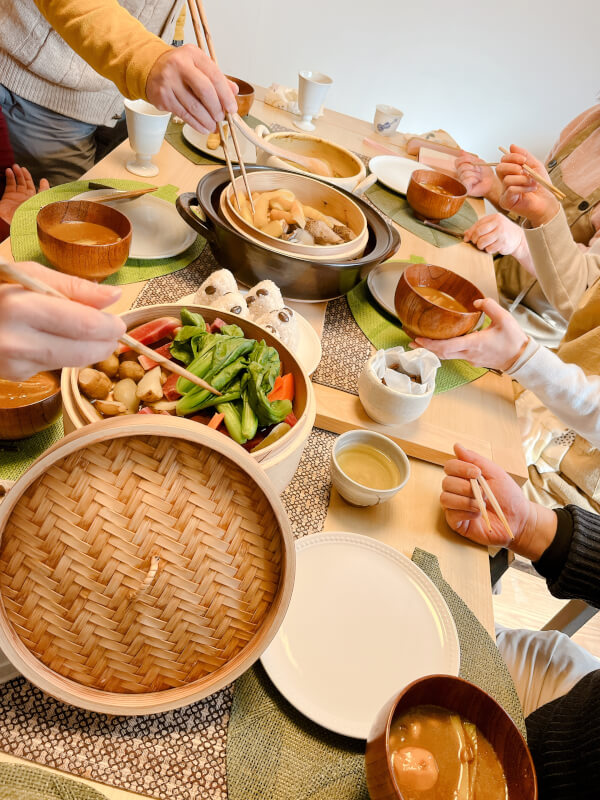 Miso and soy sauce are indispensable to Japanese cuisine, as are traditional seasonings. After comparing the taste of local miso and soy sauce, try making and eating a 