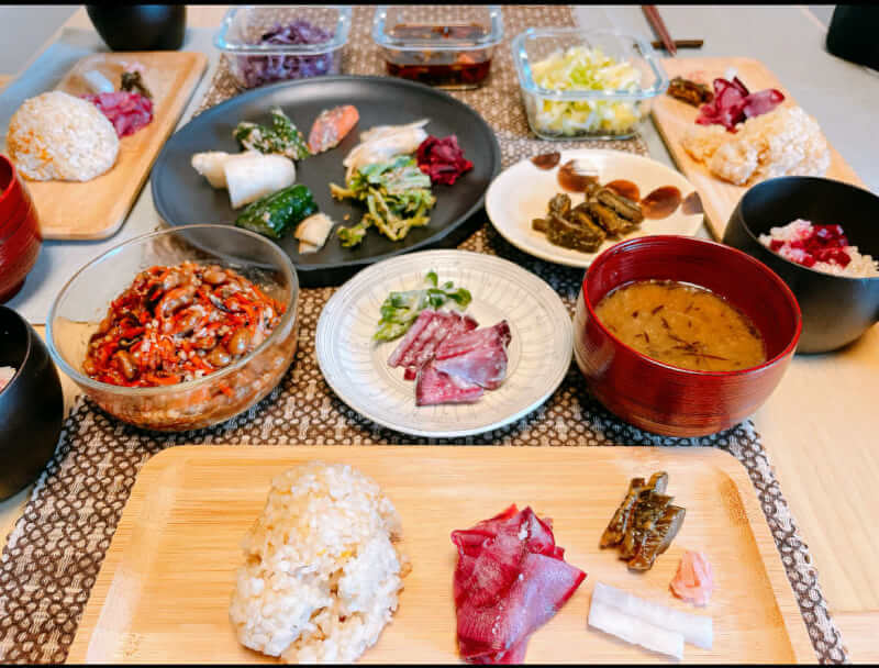Miso and soy sauce are indispensable to Japanese cuisine, as are traditional seasonings. After comparing the taste of local miso and soy sauce, try making and eating a 
