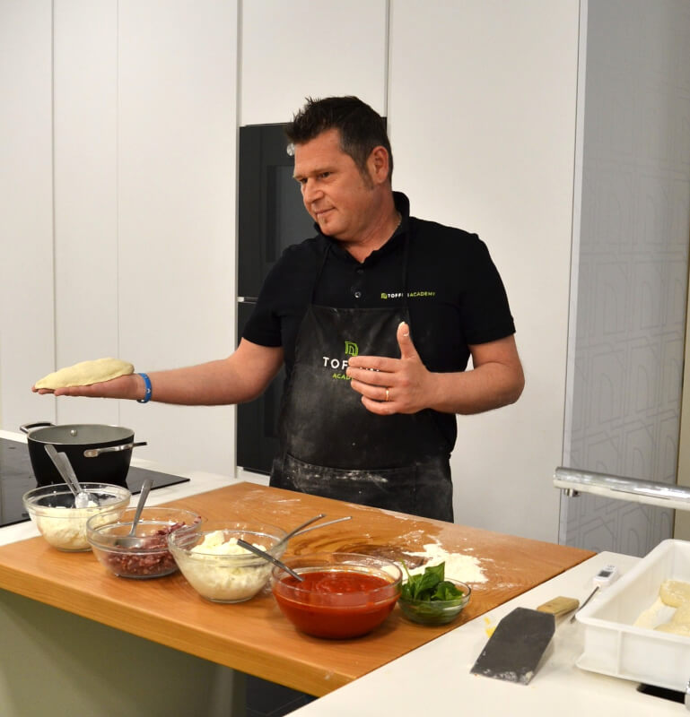 Let's prepare the stuffed fried calzone!