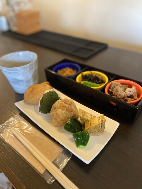 Let's enjoy Japanese Onigiri lunch at a small Japanese PUB, IZAKAYA!