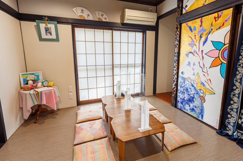 Stillshift operates under the concept of being just as you are, rather than trying to do things well. Even if you're not good at cooking, why not just enjoy cooking in your own way and experience Japanese culture? The venue is a cafe that was renovated from a former rice shop. There is a Jizo statue outside the Japanese-style room, and a Shinto altar inside the room. It's a warm place, like an old J