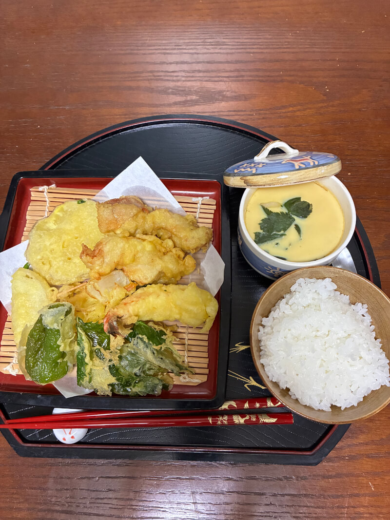 Regular Japanese meals with pastoral
feel 
