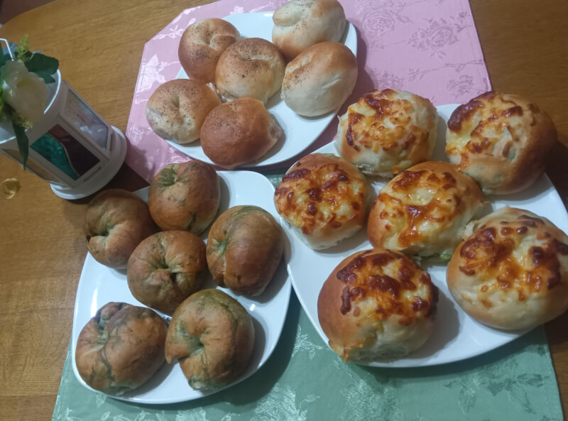 Cooking class to make delicious bagels while looking at a herb garden in Sendai