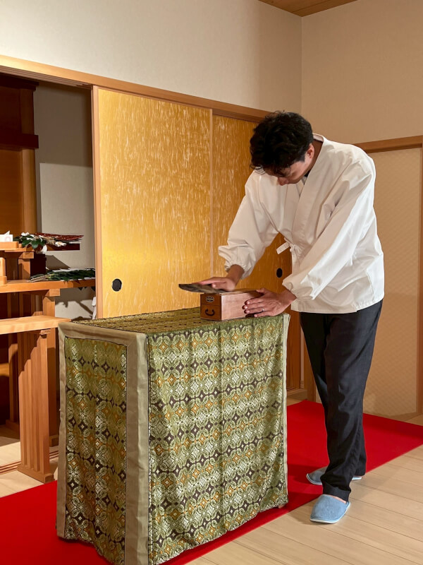 Enjoy shaving Katsuobushi for Dashi & Onigiri at a sacred shrine in Morinomiya, near Osaka Castle. Ramen.Sushi.Udon.Okonomiyaki.etc.