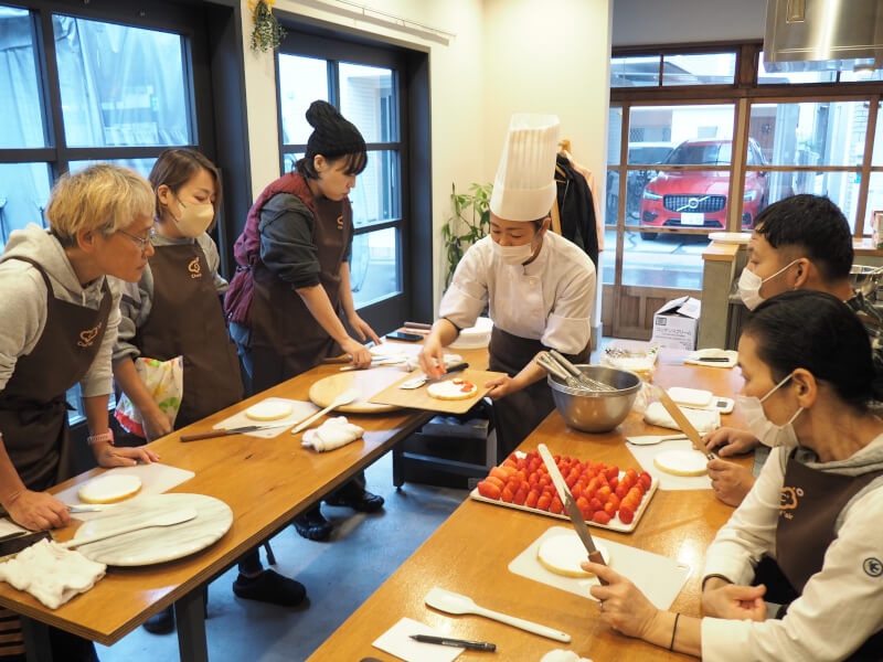 Experience making delicate Japanese cake with a pastry chef