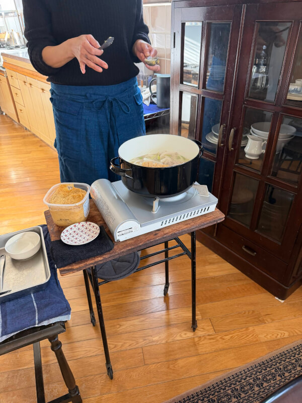 Demonstration of how to Make Pork Miso Soup