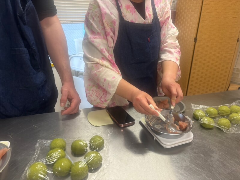 Join us at our bread-making class in Edogawa Ward, Tokyo, and make delicious matcha red bean bread with a staff member who has 20 years of experience as a bread instructor.
