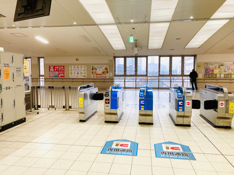 Let's meet at the station.