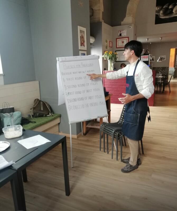   La pizza fatta a mano e mangiata con le mani ;-)