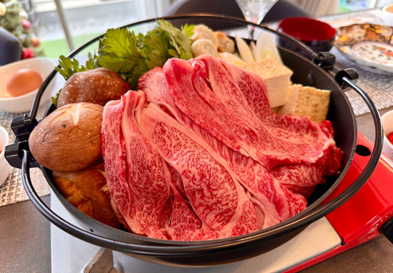 A5 Iga Wagyu Sukiyaki Experience with a Pro-Trained.
Enjoy rare A5 Iga Wagyu, donabe-cooked rice, and genuine Japanese hospitality in a welcoming Tokyo home.
