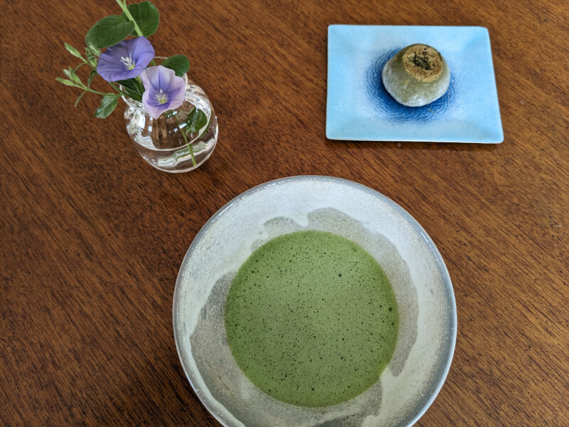 We'll make traditional Japanese home-style dishes, starting with the basics of making oyakodon (chicken and egg rice bowl) and miso soup, including how to prepare the broth. After the meal, we'll enjoy Japanese sweets. Let's try making our own matcha tea!