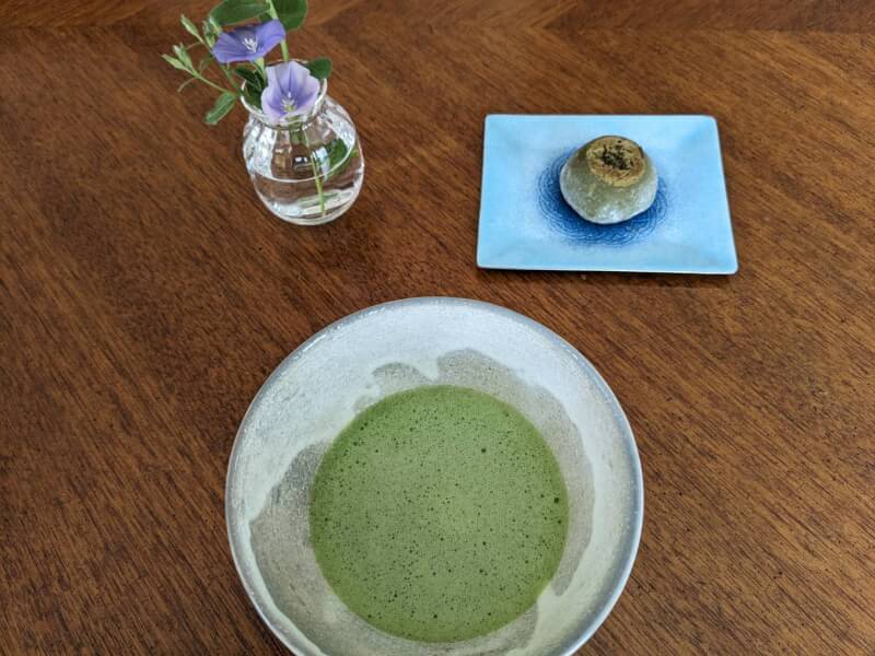 We'll make traditional Japanese home-style dishes, starting with the basics of making oyakodon (chicken and egg rice bowl) and miso soup, including how to prepare the broth. After the meal, we'll enjoy Japanese sweets. Let's try making our own matcha tea!