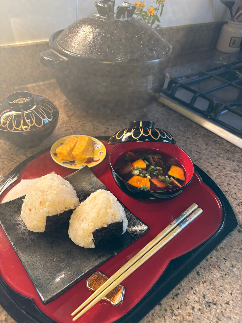 I'll teach you how to make miso soup and onigiri, two of Japan's soul foods. Let's try making Japanese food in Tsu City, located in the heart of Mie Prefecture.