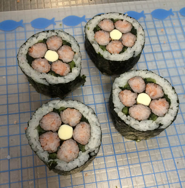 Roll Sushi small plam
