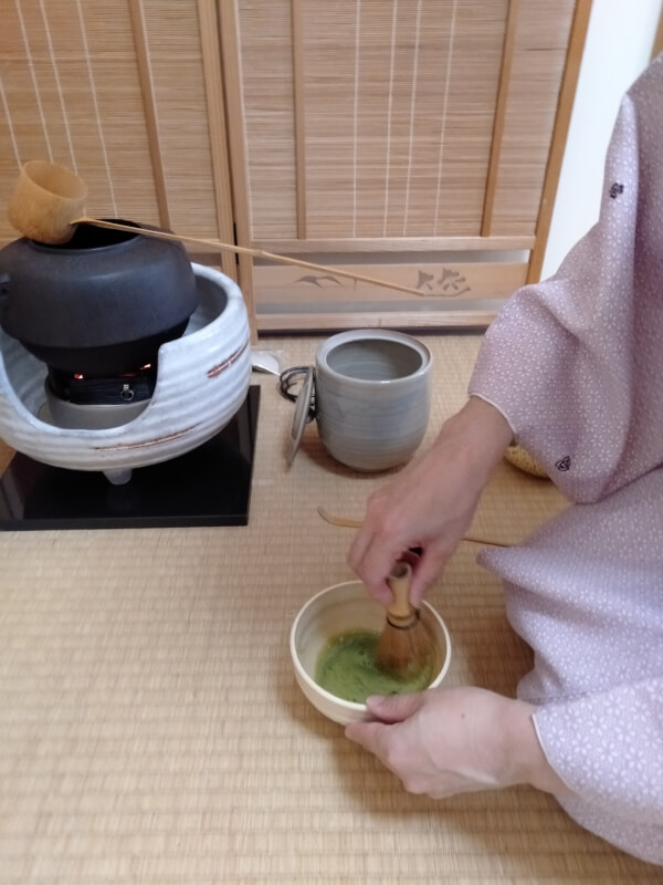 You can experience while wearing a kimono and enjoy tea ceremony(matcha)after meals or before .
