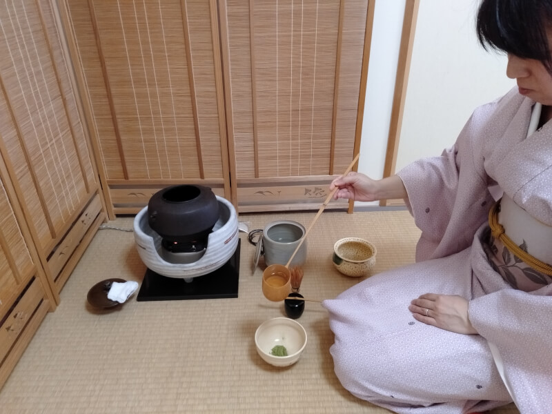 You can experience while wearing a kimono and home cooking and enjoy tea ceremony (matcha) .
※(Plan with pick-up service)
