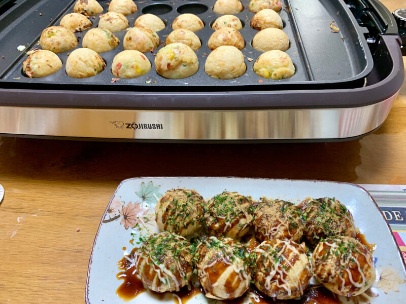 【Takoyaki】
A light meal that is baked in a special plate.
Traditional Japanese soul food
