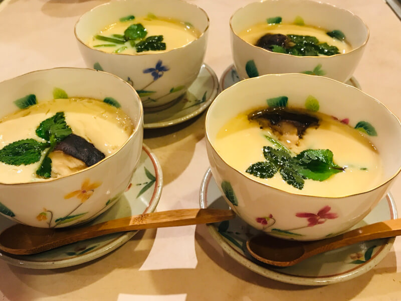 Kyoto-style fluffy chawanmushi
（egg pudding）
Set meal of steamed egg custard and deep-fried tofu.