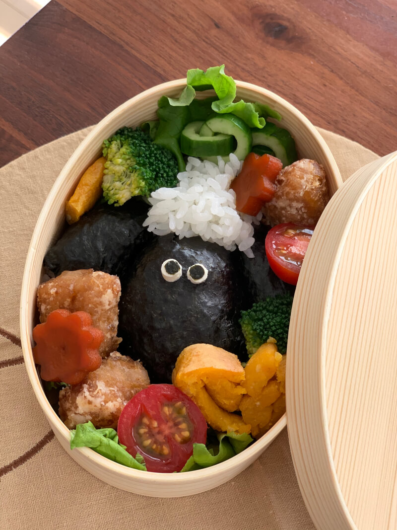 Today we have an absolutely stunning tofu and onigiri bento from