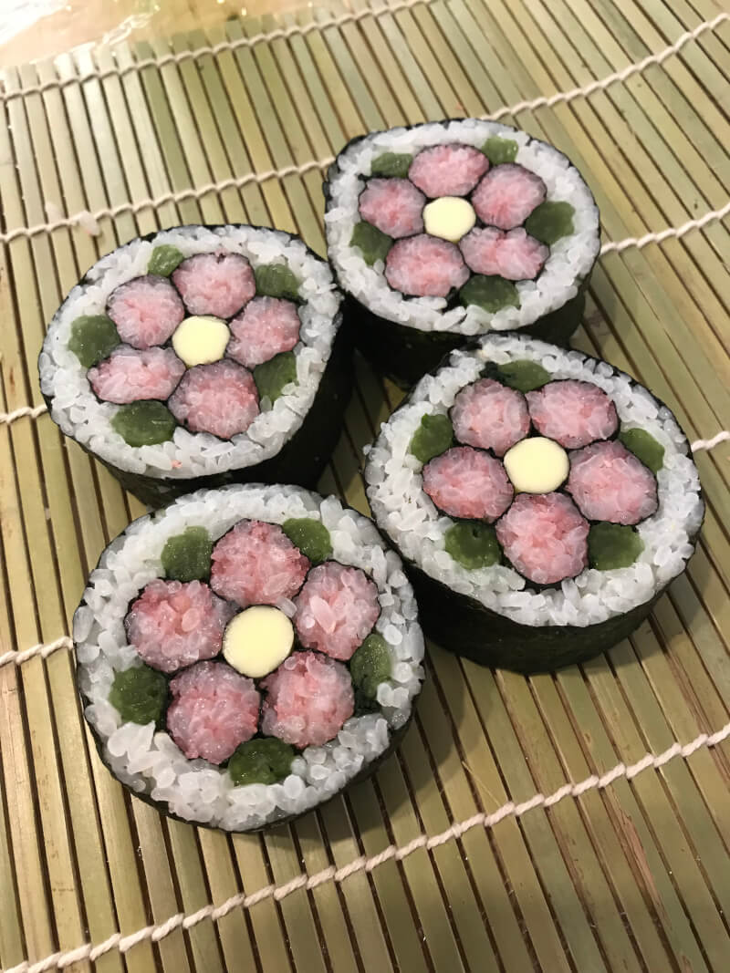 Make sushi rolls with plum blossoms