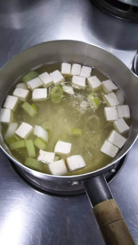Let’s make miso soup.