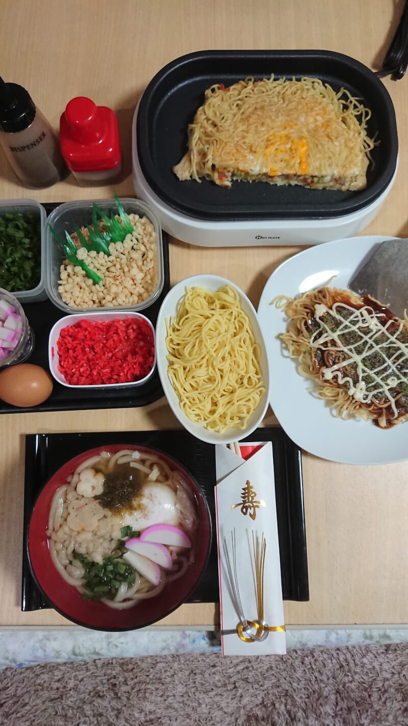 Learn How to Cook 


Favorite Osaka Dishes: Okonomiyaki or Udon!　
(you can choose Udon or
Ramen)