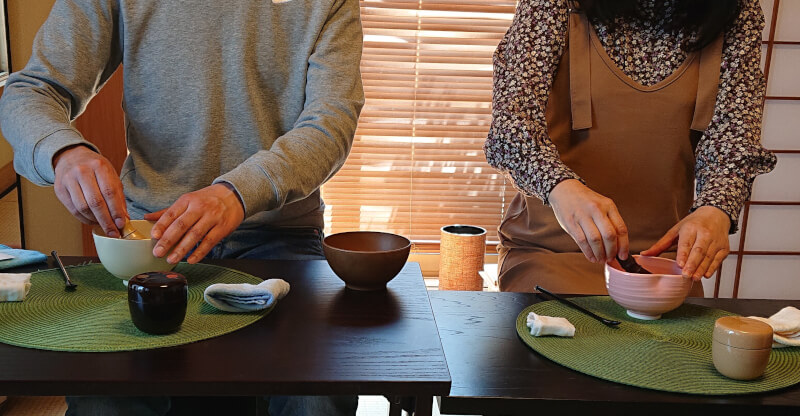 Table tea ceremony experience to prepare the mind and body