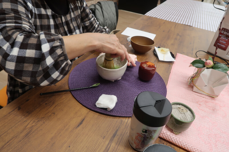 Table tea ceremony experience to prepare the mind and body