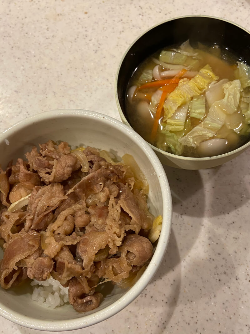 Beef bowl and miso soup that are very popular with Japanese