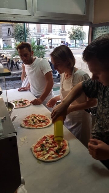 Pizza class in Naples in Pizzeria