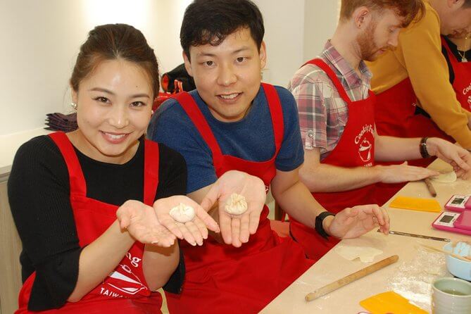 台湾の伝統グルメ体験 -A-「小籠包、ごま油のしいたけ鶏にゅうめん、細切り押し豆腐の冷製あえ物、タピオカミルクティー」(Taiwan Cooking Class)