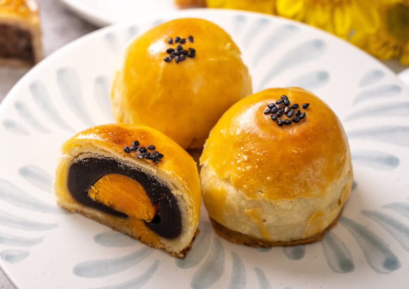 台湾伝統スイーツ体験 -E-「伝統的スイーツ：パイナップルケーキ、昔ながらスイーツ：蛋黄酥（タンファンスー）、台湾の人気スイーツ：豆花（トウファ）」
