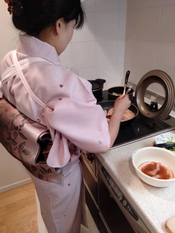 Would you like to experience home cooking while wearing a kimono?

