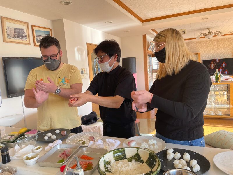 Let's make kushikatsu, a specialty of Osaka, taught by a professional! 
We also teach popular Ramen and Sushi.