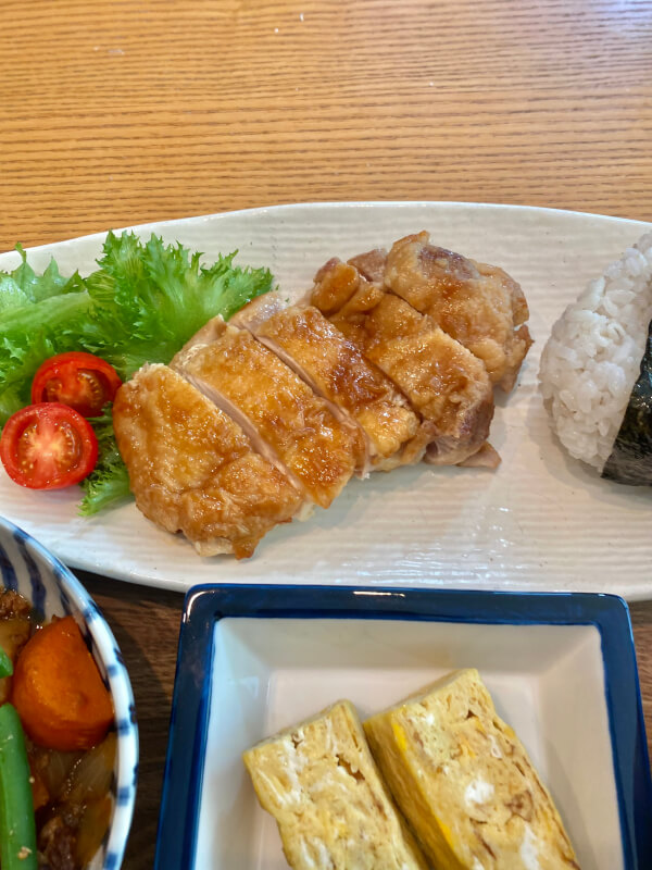 Teriyaki chicken set meal (rice ball, egg roll, meat and potatoes, tofu miso soup) Japanese sweets and green tea
